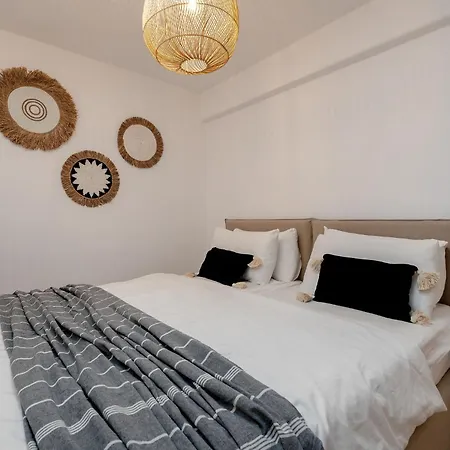 Maison Solea, Pláka